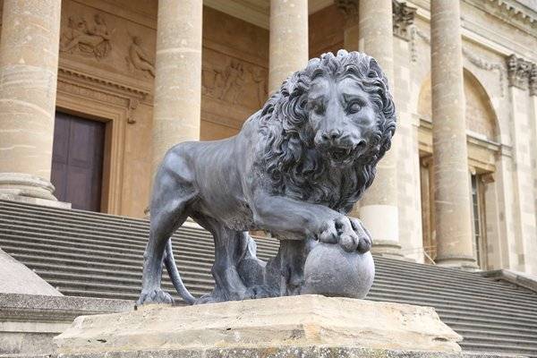 Medici-Lion-on-South-Front-of-Stowe-House
